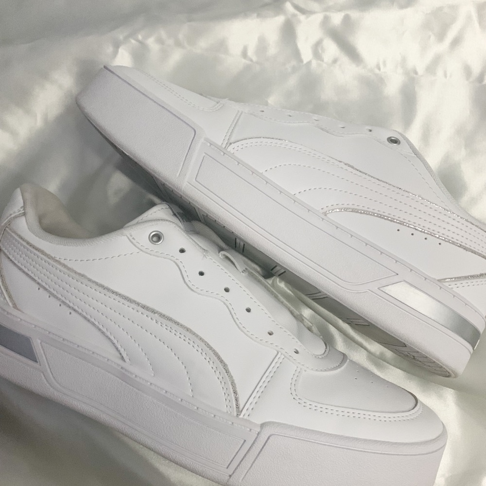 Women Size 10 White Puma sneakers, White shoes,silver lining, Puma shoes